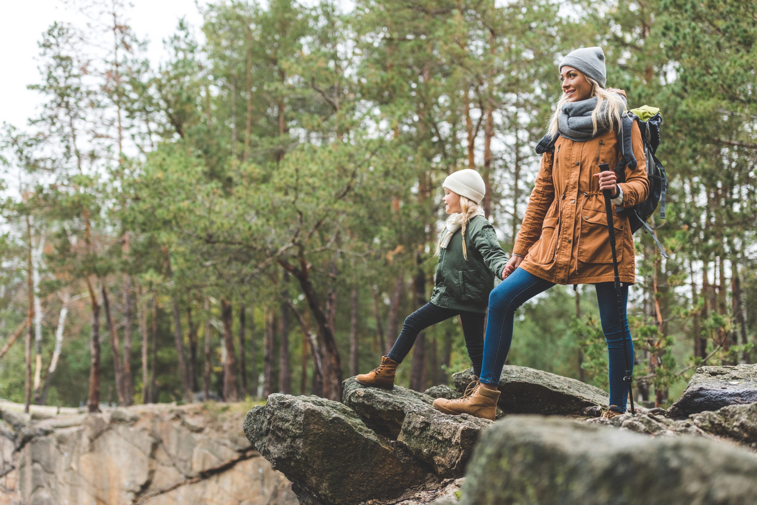 Mutter und Tochter wandern gemeinsam im Herbstwald